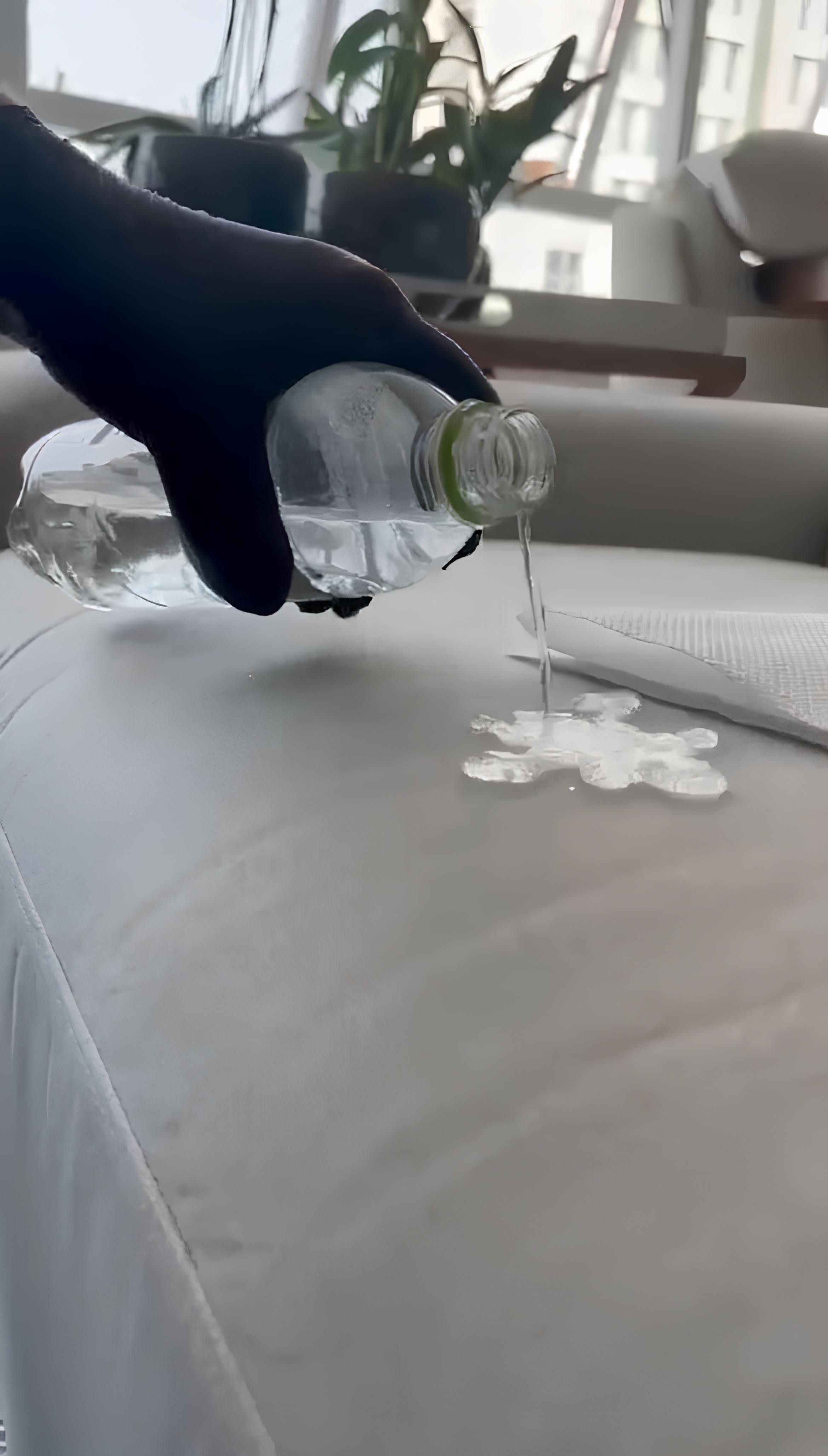 Proteção contra manchas e líquidos, durabilidade superior, limpeza facilitada, preserva a beleza do tecido, aumenta a vida útil.
